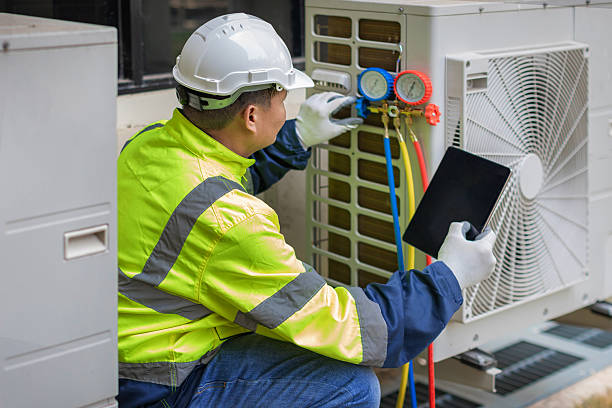 Professional Hvac technician working in North Liberty, IA